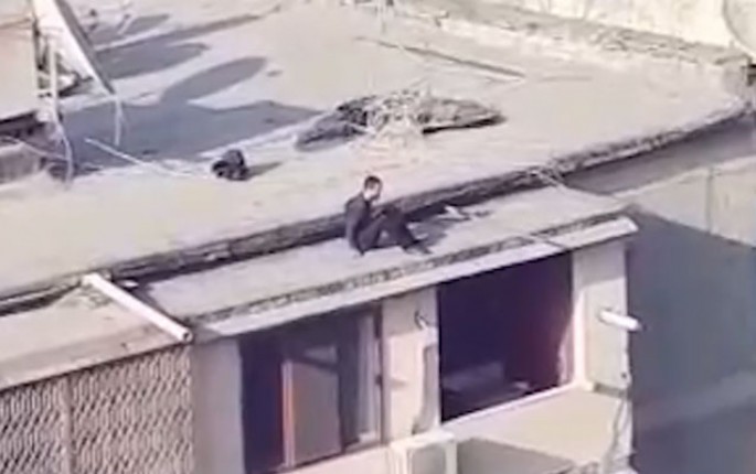 Bakıda əsəb xəstəsi özünü binadan atmaq istədi - VİDEO