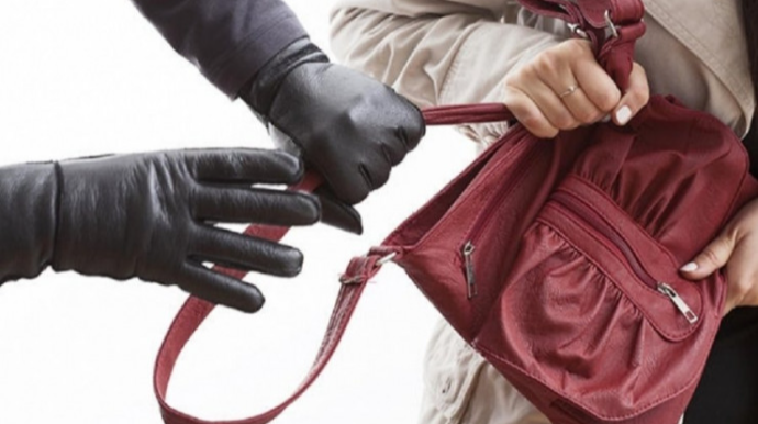 Bakıda ticarət mərkəzində qadına qarşı soyğunçuluq