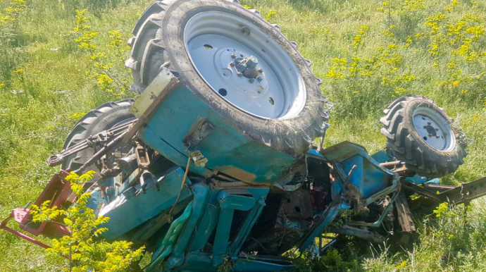 Ağdamda pambıq yüklü traktor aşıb, xəsarət alan var 