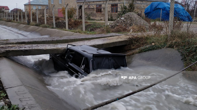 В Азербайджане автомобиль упал в канал  - ФОТО - ВИДЕО