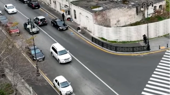 Mikayıl Müşfiq və İsmayıl bəy Qutqaşınlı küçələrinin kəsişməsində problem necə həll olunur? - VİDEO 