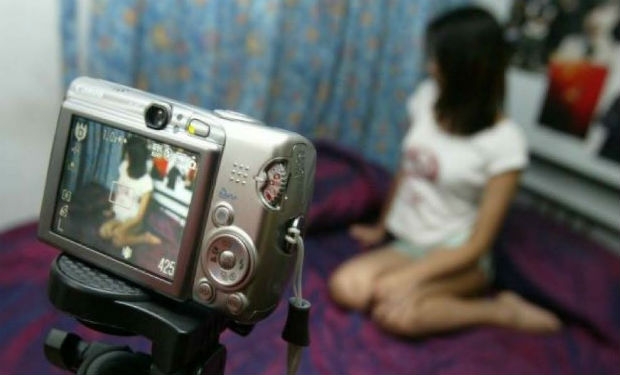 Evli qadını intim videoları ilə şantaj edib 12 min manatını aldılar - Bakıda