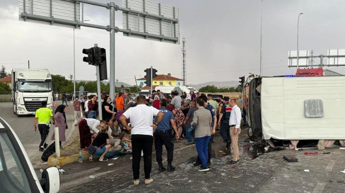 Türkiyədə avtobus aşdı: 30 nəfər yaralandı 