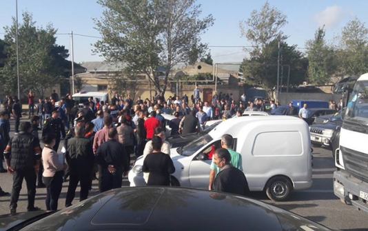 Sakinlər Bakı-Sumqayıt yolunu bağladılar - FOTO