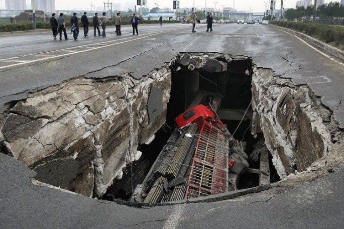 Çində avtobusun yolda yaranmış çuxura düşməsi nəticəsində 6 nəfər ölüb