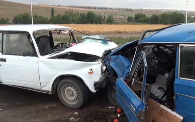 Biləsuvarda 2 “VAZ” toqquşdu, ölən var