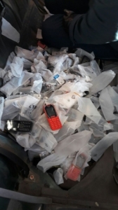 Avtomobildən mobil telefon aşkar edilərək götürülüb - FOTO