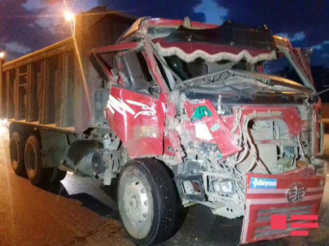 Sürücüsü sərxoş olan “Shacman” avtobusa çırpıldı: yaralılar var - FOTO