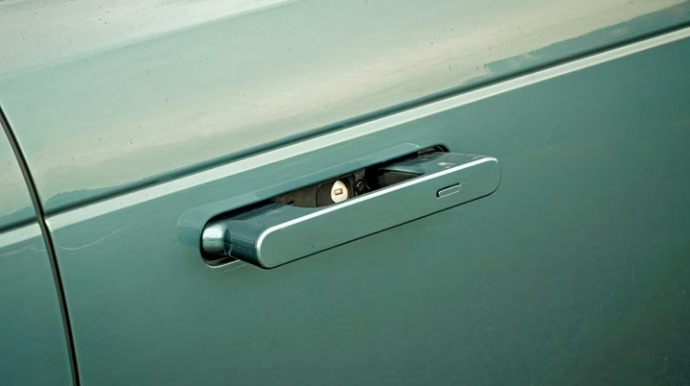 ABŞ elektromobil şirkətində qapı tutacaqlarının dəyişdirilməsi Konqresdə müzakirəyə çıxarıldı - FOTO 