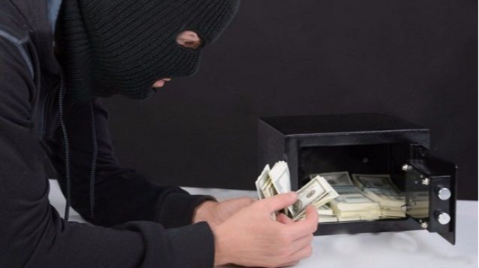 Bakının mərkəzində ev qarət olundu