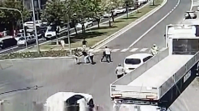 Maşını yavaş sürməyə görə sürücülər əlbəxaya oldu; davaya polis qarışdı - VİDEO 