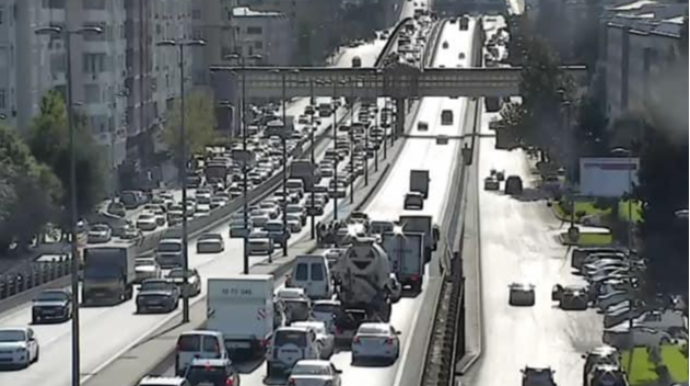 Bakının Ziya Bünyadov prospektində yol qəzası baş verib - FOTO
