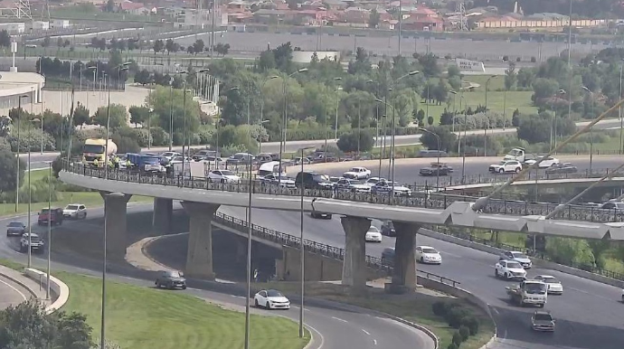 "Koroğlu" körpüsündə yük maşını aşdı:  Məhdudiyyət aradan qaldırıldı - FOTO 