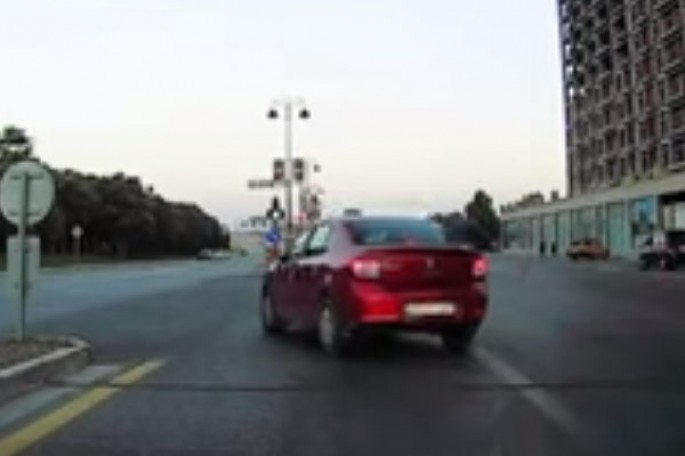 Qırmızı işıqda hərəkəti davam etdirən taksi - VİDEO