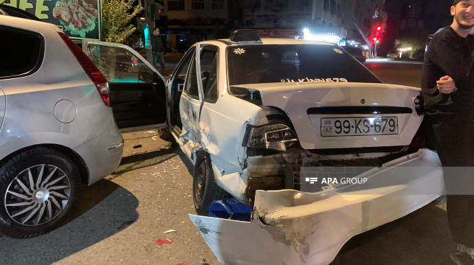 Bakıda yolayrıcında üç maşın toqquşdu, xəsarət alan var    - FOTO
