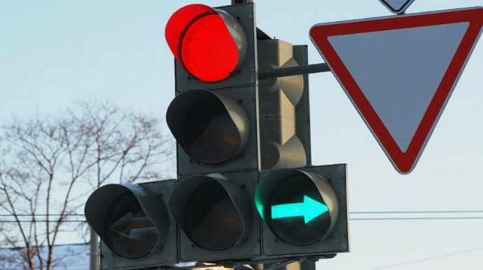 Yasamalda avtomobil piyadanı vurub