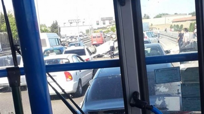 Bakıda aeroport yolunda qəza: avtomobil belə aşdı - FOTO