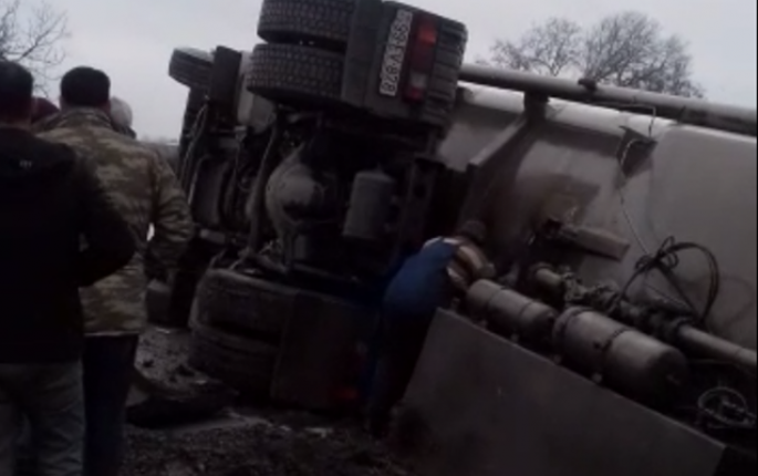 Şabranda yanacaqdaşıyan maşın aşdı - VİDEO