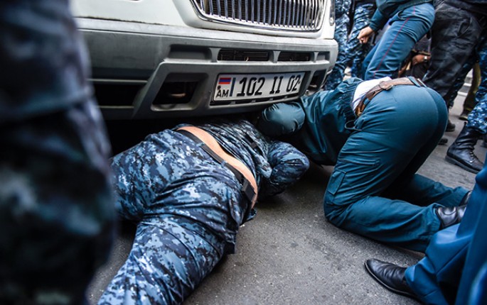 Etirazçılar polis maşınının altına girdilər - FOTO