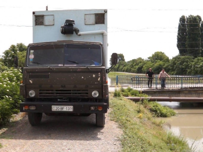 Göyçayda qəribə olay: sürücünü maşında tok vurdu - VİDEO