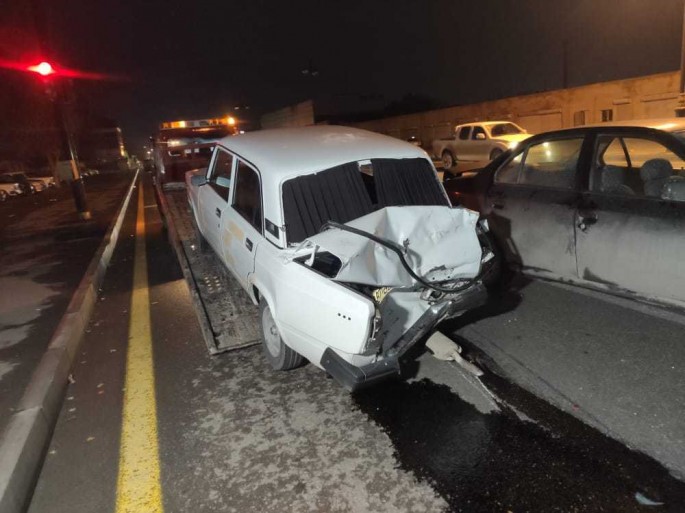 Bakıda icarəyə götürdüyü "Toyota” ilə qəza törətdi: xəsarət alan var - FOTO