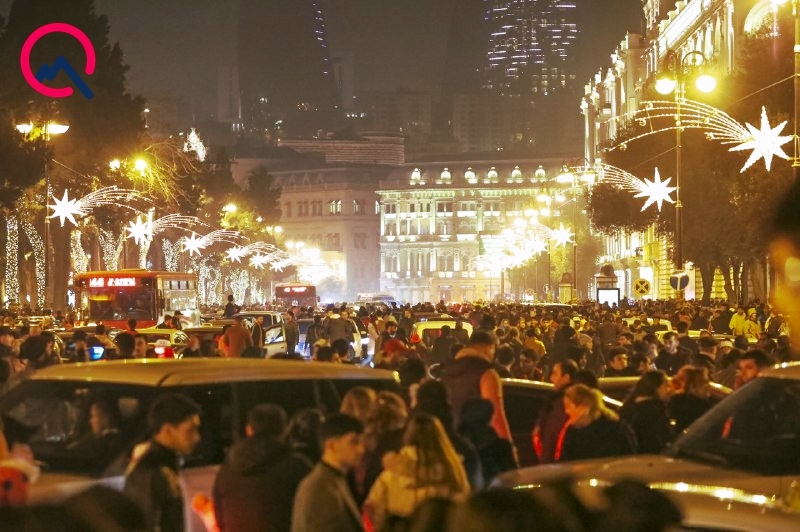 Milyonlarla insan Bakının mərkəzində - FOTOLAR