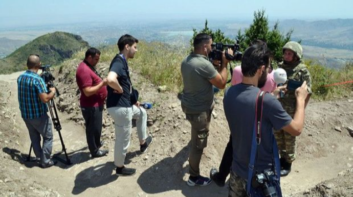 Jurnalistlərin Tovuz döyüşlərinin baş verdiyi ərazilərə səfəri təşkil olunub - FOTO