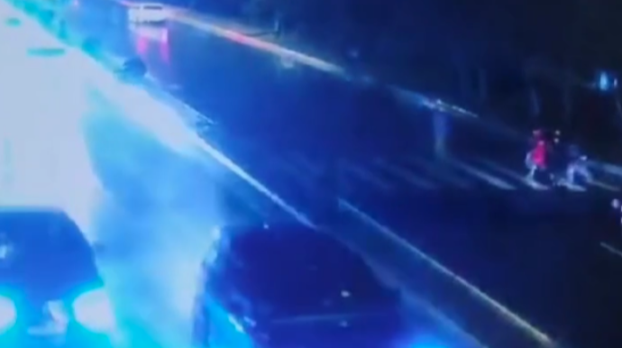 Piyada zolağını keçən ana və iki övladını avtomobil vurdu - VİDEO