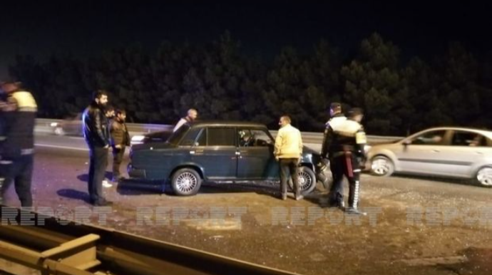 Bakıda iki avtomobil toqquşdu, xəsarət alan var  - FOTO