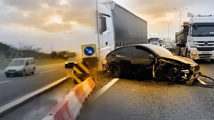 Avtopilot rejimində olan “Tesla” qəzaya düşdü – Yastıqlar açılmadı - VİDEO 