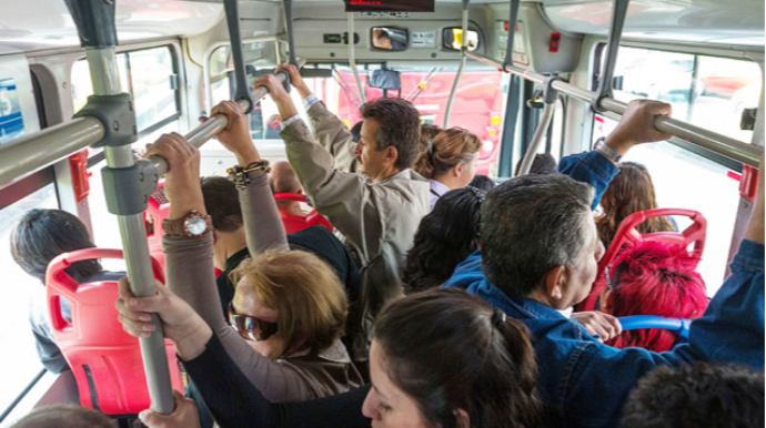 Sərnişin avtobuslarında tutacaqlar niyə ləğv edilib? - ŞİKAYƏT