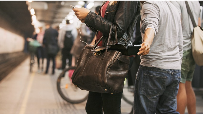 Bakı metrosunda qadının cüzdanı oğurlanıb 