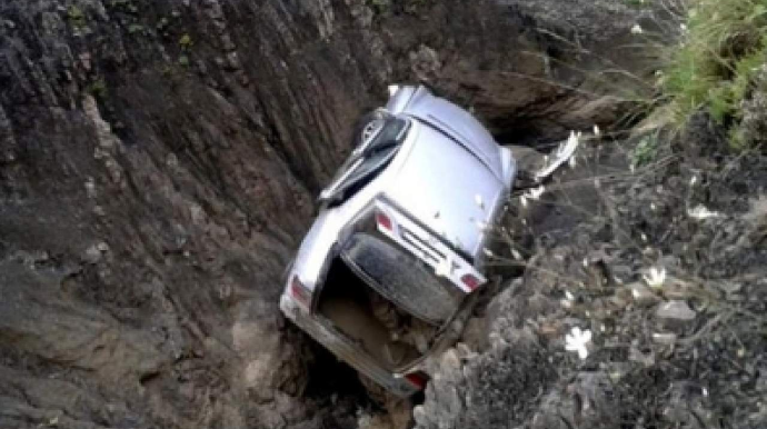 Kəlbəcərdə "Lexus" aşdı – 4 nəfər xəsarət aldı