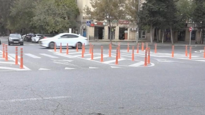 Bakıxanovda sürücüləri bezdirən durum: "Tıxac yaranır, getmək olmur" - VİDEO