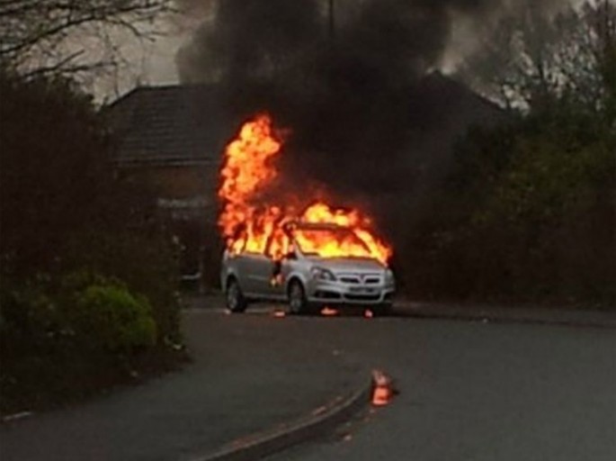 Qardaşının avtomobilini yandırdı - Yevlaxda