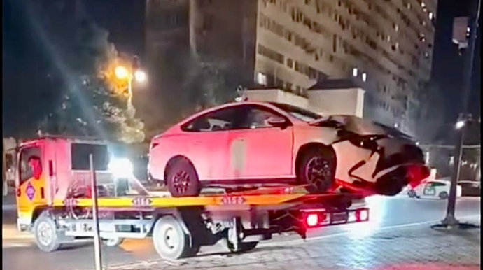 Sumqayıtda nişana məhəl qoymayan sürücü parka girib qəza törətdi   - VİDEO