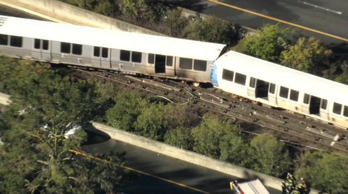 Amerikada sürət qatarı relsdən çıxaraq alovlanıb, xəsarət alanlar var