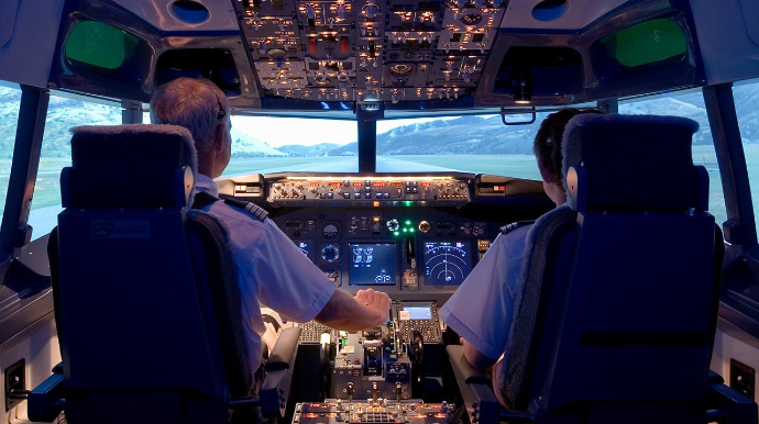 Sərnişinin kompüteri oturacağa sıxışdı - Təyyarə təcili eniş etdi