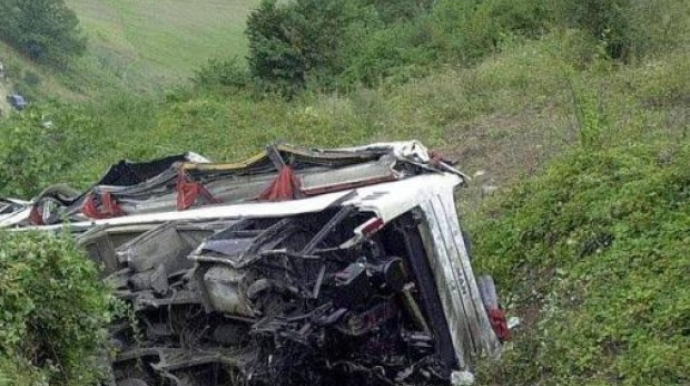 Avtobus dərəyə yuvarlandı - 21 nəfər öldü 