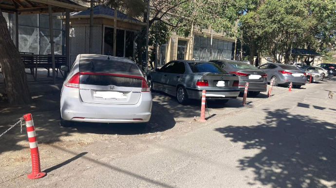 Nəsimidə bina sakinləri qanunsuz parklama zonası yaradıb - FOTO