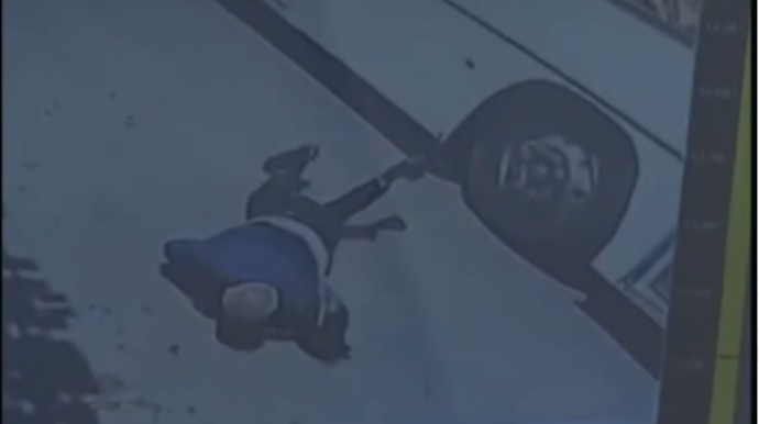 Bakıda avtobus yola baxmadan qarşısına çıxan kişini belə vurdu - ANBAAN VİDEO 