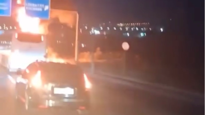 Bakı Dairəvi yolunda yük maşınının yanmasından GÖRÜNTÜLƏR  - VİDEO