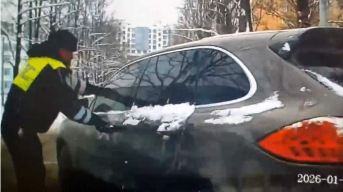 Əmrə tabe olmayan "Porsche" sürücüsü qaçmaq istədi - Polis atəş açıb saxladı - VİDEO 