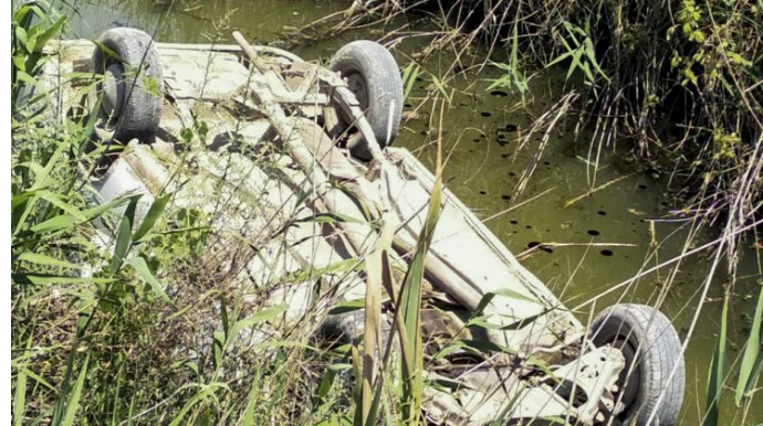 Yevlaxda maşın kanala aşıb