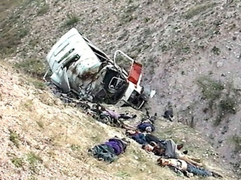 Mikroavtobus uçurumdan düşdü, 7 nəfər öldü - FOTO