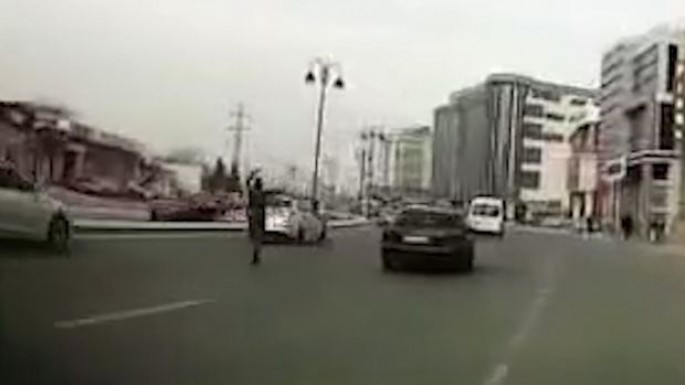Bakıda kişi yolun ortasında rəqs edib, maşınlara təpik atdı  - VİDEO