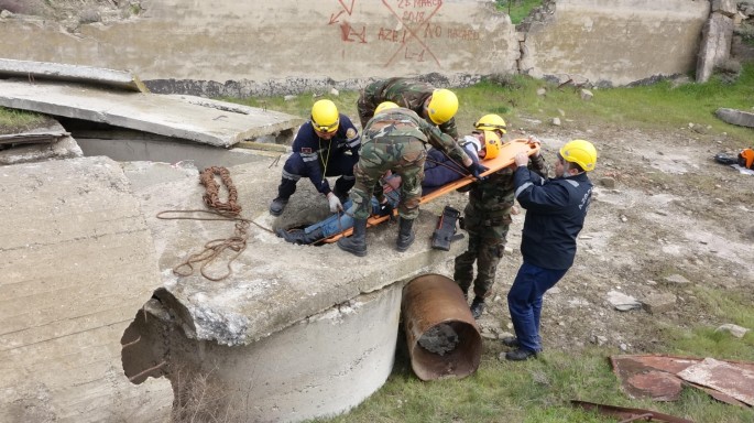 Traktorun içərisində köməksiz qalan 4 nəfər xilas olunub - Zaqatalada