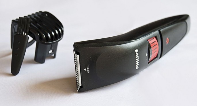 Mərcdə uduzan aparıcının başını canlı yayımda qırxdılar – VİDEO