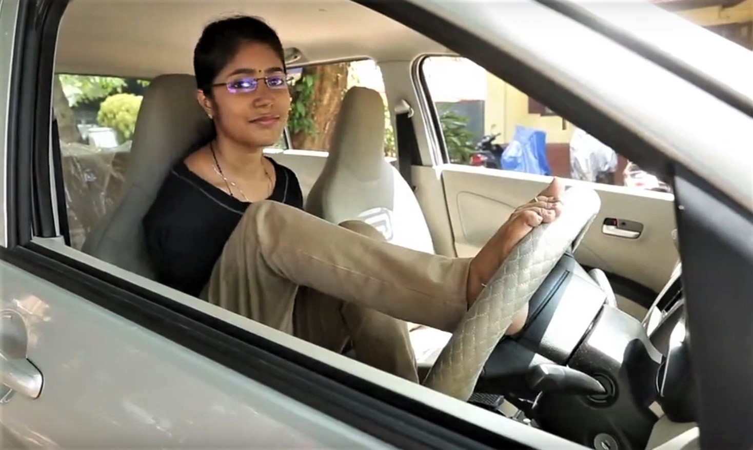 Anadangəlmə qolu olmayan qadın maşını belə idarə edir – VİDEO