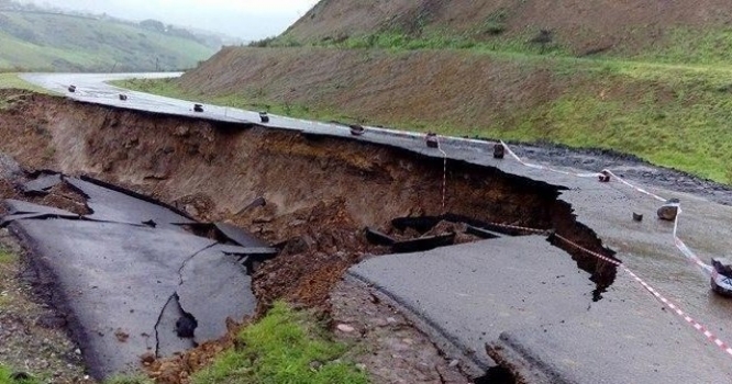 Azərbaycanda avtomobil yolu çökdü - FOTOLAR
